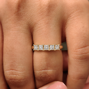 Bague de mariage et d'anniversaire en or jaune 14K avec cinq diamants de laboratoire taille princesse, sertis à griffes, EF VVS VS, Bijoux en gros - Product Image 2
