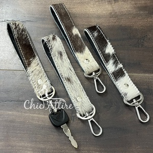 Nouveauté Porte-clés en cuir de vache véritable fait à la main avec clip métallique Durable Porte-clés en cuir de vache à poils Porte-clés personnalisé pour unisexe - Product Image 1
