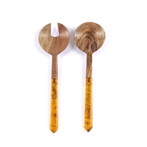 Venta caliente cuchara de cocina de madera natural con mango de resina para servir y cocinar herramientas de ensalada para supermercados hoteles y hogares - Product Image 1
