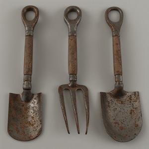 Arrosoir en fer rustique en finition patinée art artisanal mélangeant la fonctionnalité de jardin avec l'extérieur rustique saisonnier - Product Image 2