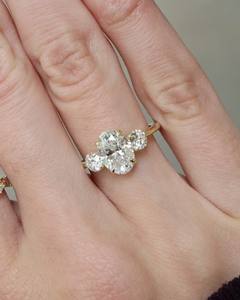 Anillo de compromiso de oro amarillo con tres piedras de moissanita de corte ovalado de 7x9 mm y piedras laterales de corte redondo, joyería fina. - Product Image 3