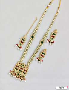 Ensemble collier et boucles d'oreilles en or Kundan traditionnel élégant avec bijoux en alliage de fantaisie indien Mangtika pour femmes et filles perle imparfaite - Product Image 4