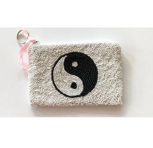 Monedero pequeño hecho a mano con cuentas de semillas de colores, diseñado para mujeres que aman los accesorios únicos con un toque creativo - Product Image 2