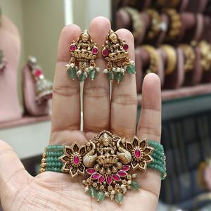 Ensemble de tour de cou temple de créateur finition dorée de meilleure qualité avec boucles d'oreilles pour la collection de vêtements de mariage pour femmes et filles - Product Image 1