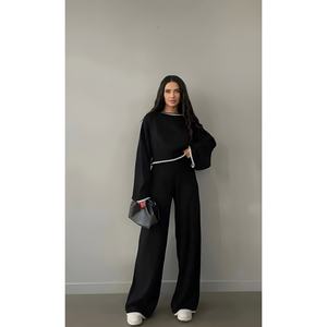 Conjunto de Punto Color Crema para Mujer con Detalle de Bordado Frontal, Pantalones y Top Elegantes - Product Image 1