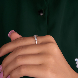 Bague de mariage en moissanite incurvée Demi-bague d'éternité pour femme Bague empilable délicate en or 14 carats Cadeau d'anniversaire - Product Image 2