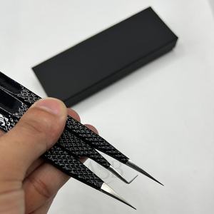 แหนบขนตาสีดำแบบยั่งยืนทำจากสแตนเลสที่มีด้ามจับแข็งแรงและปลายแหลมเทคนิคแบบไม่มีเส้นใยออกแบบโลโก้ได้ตามต้องการ - Product Image 5