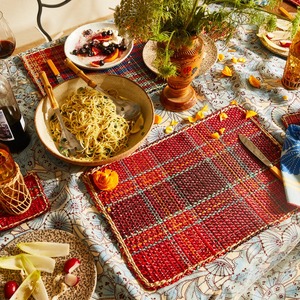 แผ่นรองจานสานจากหญ้าทะเล ลายทอสีแดงน้ำเงิน รูปทรงสี่เหลี่ยมผืนผ้า เป็นมิตรกับสิ่งแวดล้อม ขายดีที่สุด สำหรับผู้ซื้อจำนวนมาก - Product Image 5