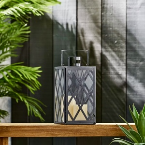 Lanterne de bougeoir en métal noir de style européen avec pilier en bois de conception de motif de croix chaude pour la décoration intérieure mariages noël - Product Image 1