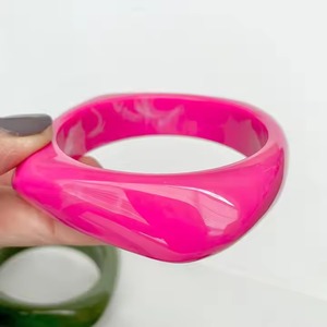 กำไลอะซิเตทแบบหนา หลายสี ลายโค้ง กำไลข้อมือแฟชั่น ขายส่งเครื่องประดับ - Product Image 2