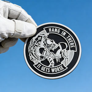 Patch en PVC « Hang in There It Gets Worse » avec motif de crâne, noir et blanc, en caoutchouc souple, pour sacs, vestes, chapeaux et accessoires - Product Image 6