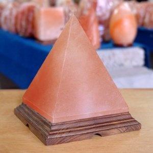 Lampe élégante pyramide de sel rose de l'Himalaya sculptée avec fleur animale et conception d'amour Base en bois fabriquée à la main Décoration naturelle de luxe - Product Image 3