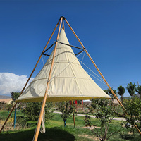 Grande tente de glamping tipi avec auvent, abri en toile coupe-vent et résistant à l'eau de mer pour complexe balnéaire, restauration de plage et parc de glamping côtier