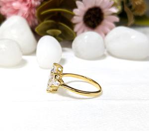 แหวนหมั้นเพชรโมอิสซาไนต์ทรงมาร์คีส์ 1.75 กะรัต ประดับเพชรสามเม็ด ดีไซน์วินเทจ รับรองโดย IGI ทอง 14k สำหรับงานแต่งงาน - Product Image 3