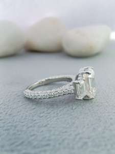 Anillo de compromiso de plata de lujo con diamante certificado creado en laboratorio elegante e ideal para uso diario disponible en cantidad al por mayor - Product Image 3