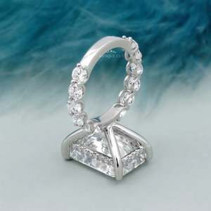 Anillo de Compromiso con Halo Oculto y Corte Radiante Certificado por IGI con Banda de Diamantes Redondos - Product Image 5