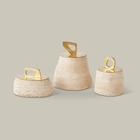 Boîte à bijoux en pierre de travertin artisanale avec couvercles en laiton offrant une texture naturelle, un design durable et un charme de décoration intérieure moderne