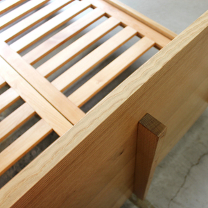 Cadre de lit King & Queen Size moderne en bois massif de haute qualité avec ensemble de chambre à coucher à lattes en bois - Product Image 4