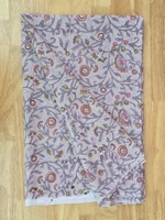 Tela de Algodón Premium para Vestidos con Estampado Artesanal, en Color Marfil Suave, Decorada con Delicadas Flores Rosadas