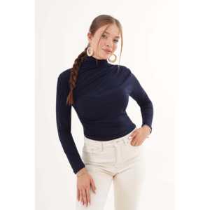 Blusa Azul Marino al por Mayor con Cuello Alto y Detalles Fruncidos en Hombros y Cintura, con Efecto Arrugado de Moda - Product Image 5