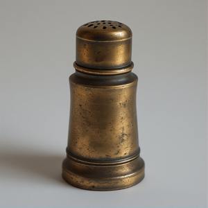 Élégant moulin à sel et à poivre en laiton avec surface à patine martelée artisanale offrant un accent décoratif pour les repas - Product Image 6