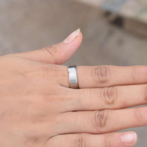 Elegante anillo de bodas de compromiso para mujer con acabado mate plano Chapado en titanio, banda artesanal de moda para fiestas, aniversarios - Product Image 3