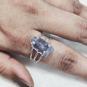 Joyería de piedra en bruto Anillo de mujer Tanzanita natural Piedra preciosa cruda Piedra natal de Diciembre Tres bandas lisas Anillo de plata esterlina 925 - Product Image 4