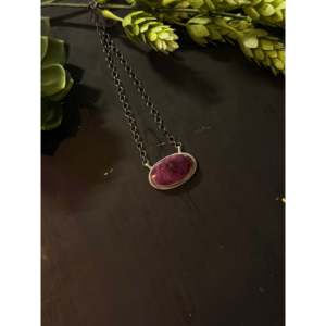 Collar de Plata de Ley y Ostra Espinosa Morada de Antionette Martinez, una Pieza de Moda Imprescindible - Product Image 2