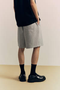 Moda personalizada de gran tamaño de peso pesado Color gris sólido liso en blanco ajuste suelto plisado detalle pantalones cortos de sudor para hombres - Product Image 6