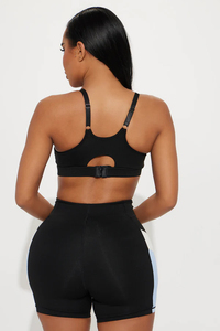 Shorts de Cuero para Mujer, Diseño Transpirable, MOQ Bajo, Totalmente Personalizables, Fabricación Profesional, Tallas Grandes Disponibles - Product Image 3