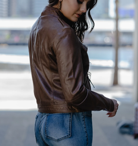 Veste en cuir pour femmes OEM de haute qualité Offre Spéciale Vêtements d'extérieur à la mode Nouveau modèle Vestes en cuir décontractées à fermeture éclair pour femmes - Product Image 5