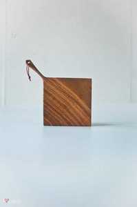 Planche à découper en bois minimaliste est une fusion parfaite du design élégant et de la beauté naturelle Fabriqué à partir de bois dur de haute qualité - Product Image 3