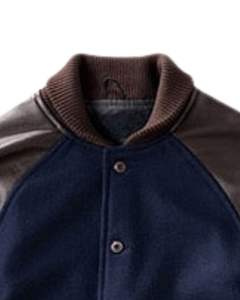 แจ็คเก็ตวาร์ซิตี้ผู้ชาย สีน้ำเงินกรมท่า ตัวเสื้อทำจากผ้าขนสัตว์ แขนเสื้อทำจากหนังสีน้ำตาล คอเสื้อแบบริบ ติดกระดุมแป๊ก สไตล์วินเทจ แบบนักศึกษา - Product Image 4
