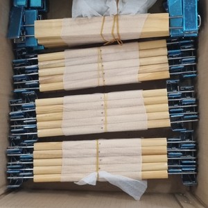 Organisateur de vêtements en bois à un seul niveau de haute qualité, robuste, avec crochet pivotant antidérapant, écologique, durable, idéal pour supermarchés et magasins - Product Image 5