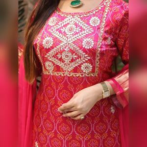 Conjunto exclusivo de kurti masleen con estampado bandhani y bordados elaborados, con pantalones rosa sólido y dupatta transparente para mujer. - Product Image 3