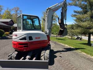 รถขุดขนาดเล็กแบบตีนตะขาบ สภาพดี ปี 2019 ยี่ห้อ Takeuchi รุ่น TB260 พร้อมบุ้งกี๋ขนาด 0.12 ลบ.ม. สำหรับงานก่อสร้าง ฟาร์ม และจัดสวน - Product Image 2