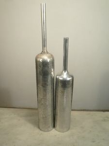 Vase bouteille décoratif polonais en fonte d'aluminium moderne pour la décoration intérieure - Product Image 3