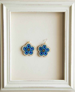 Vente en gros de nouvelles boucles d'oreilles pendantes élégantes en perles artisanales roses pour mariage, strass, imitation perle, design papillon, pour femmes - Product Image 1