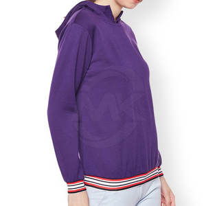 เสื้อฮู้ดผ้าฟลีซสำหรับสตรี, เสื้อฮู้ดแฟชั่นทรงโอเวอร์ไซส์พร้อมโลโก้ด้านหน้าสำหรับสวมใส่แนวสตรีทในฤดูหนาว - Product Image 4