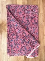 Tissu en coton imprimé à la main à motifs floraux roses, textile indien fait main pour robe, kurti, chemise, décoration intérieure