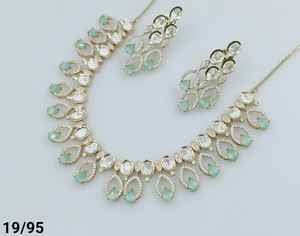 Conjunto gargantilla de collar de perlas Kundan de tono dorado tradicional Kundan con estilo indio elegante redondo con conjunto de pendientes a juego para mujer - Product Image 4