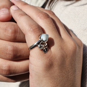 แหวนเงินลายดอกไม้เล็กๆที่มีสไตล์และควอตซ์สีฟ้าสำหรับงานแต่งงานและงานปาร์ตี้เครื่องประดับชั้นดี - Product Image 4