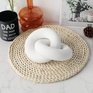 Décoration intérieure moderne Accent Sculpture en aluminium blanc Ornements décoratifs en métal Conception de petits noeuds Prix de gros Artisanat - Product Image 1