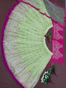 Ensemble de Lehenga et Choli de mariée indien, style traditionnel, en Georgeet lourd, longueur ras du sol, toutes saisons, avec broderies et sequins - Product Image 2