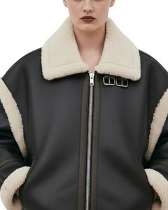 Nouveauté : Gilet matelassé en cuir véritable pour femme, col montant, fermeture éclair et coupe ajustée - Product Image 4