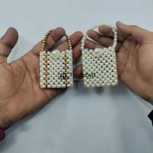 กระเป๋าคลัทช์ไข่มุกแฟชั่นคุณภาพพรีเมียม งานแฮนด์เมด จาก Tradebyd เหมาะสำหรับเป็นของขวัญในเทศกาล สายสะพายถอดได้ กันน้ำ ประดับด้วยดอกไม้ลูกปัด - Product Image 1