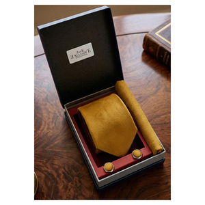 Set di Accessori alla Moda: Cravatta, Fazzoletto da Taschino e Gemelli in Finta Pelle Scamosciata Giallo Senape, Confezionato in Scatola Regalo - Product Image 1