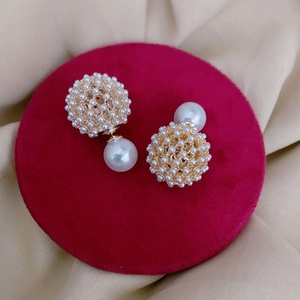 Boucles d'oreilles de luxe en perles et zircons haut pour les femmes vêtements de fête accessoires de mode vêtements de fête avec pierre de zircon pour les femmes vêtements quotidiens - Product Image 1