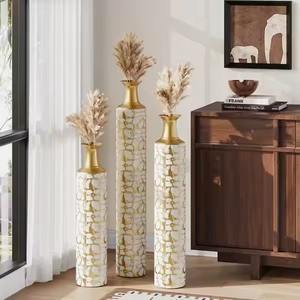 Ensemble de 3 longs vases en métal avec des détails blancs élégants pour la décoration de la maison élégante Centres de table modernes et décor d'événement - Product Image 4