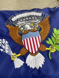 Drapeaux brodés à la main en tissu de luxe sur mesure avec aimant à coudre 100x150cm avec franges dorées - Product Image 5